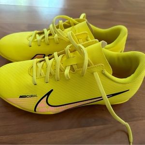 Nike Juniors' Vapor 15 Club FG/ MG
Soccer Cleats